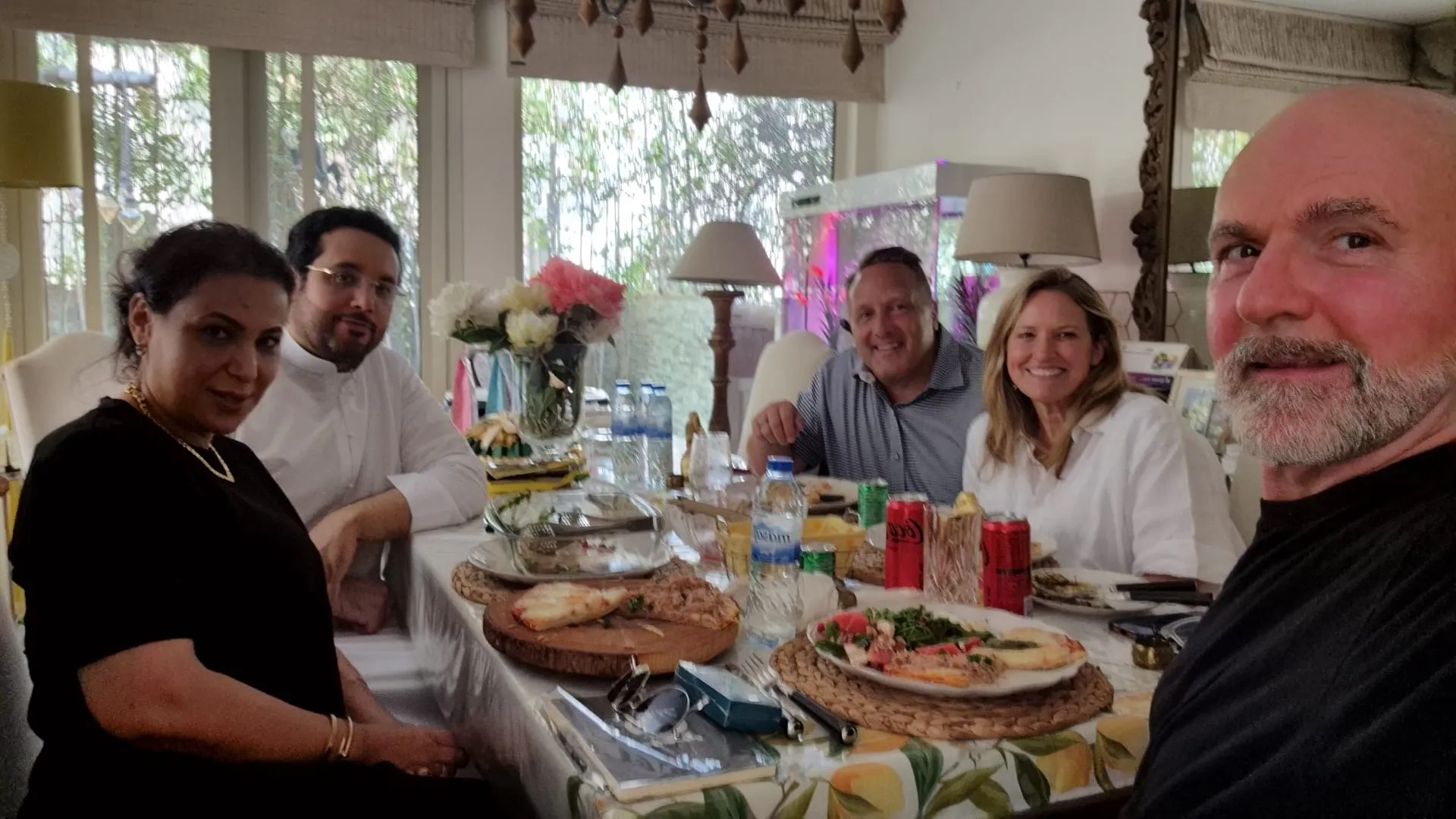 Internationales Pioneer Legacy Teamtreffen beim gemeinsamen Essen – Freundschaft, Vertrauen und Zusammenarbeit im Network Marketing
